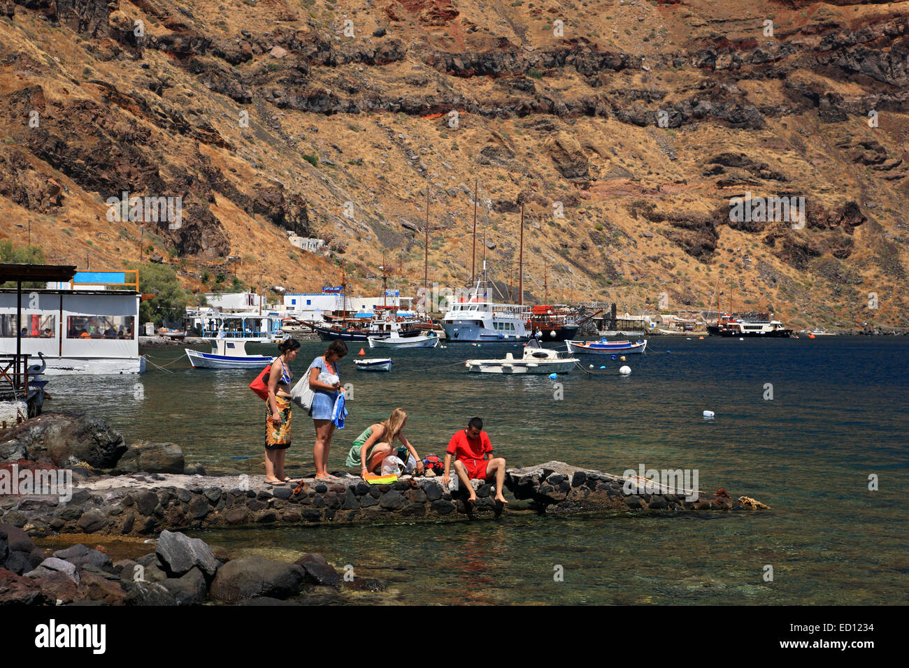 Korfos village, l''île de Thirassia, en face de Santorin, de l'autre côté de la caldeira, Cyclades, Grèce Banque D'Images