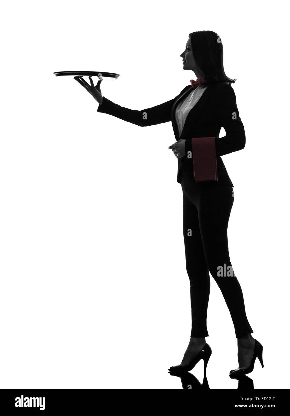 Une femme garçon butler holding bac vide en silhouette sur fond blanc Banque D'Images