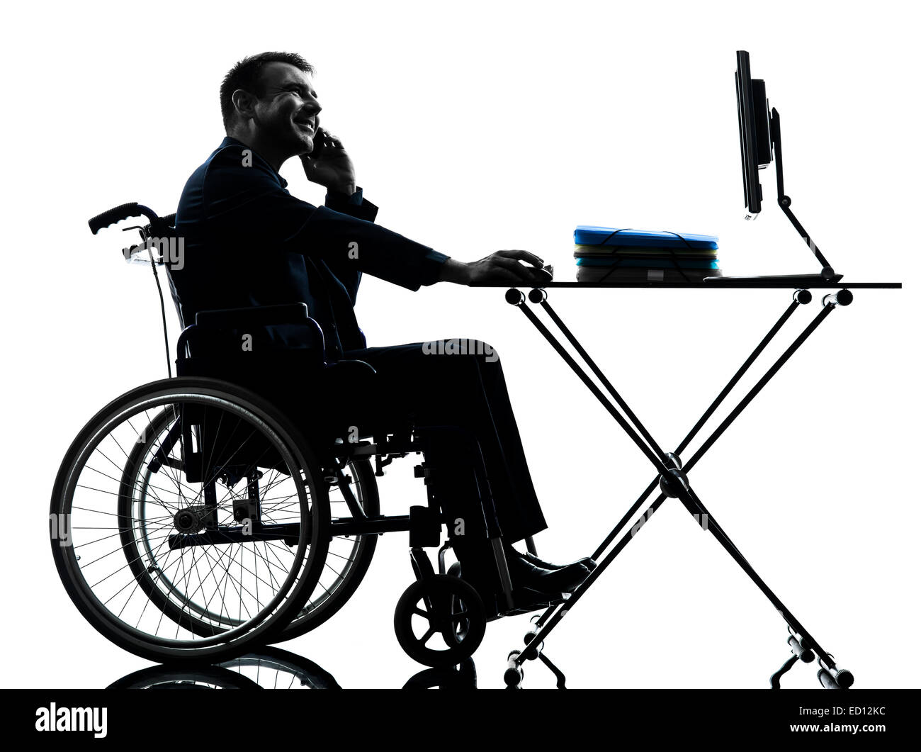 Un homme d'affaires handicapés travaillant en studio silhouette sur fond blanc Banque D'Images