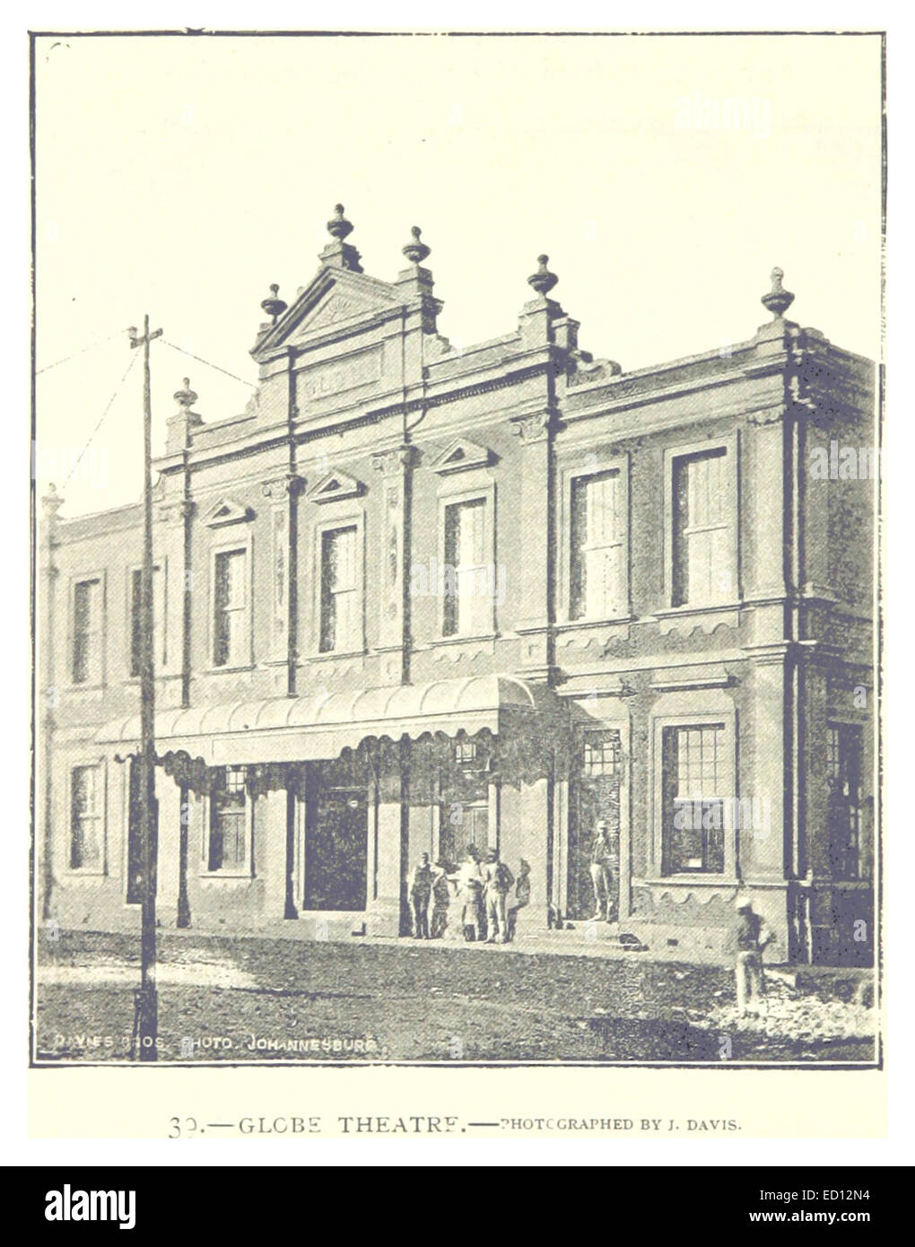 Cette représentation de 1893 du Globe Theatre de Johannesburg souligne l’importance de ce lieu culturel dans la ville, reflétant la croissance des arts de la scène en Afrique du Sud à la fin du XIXe siècle. Banque D'Images