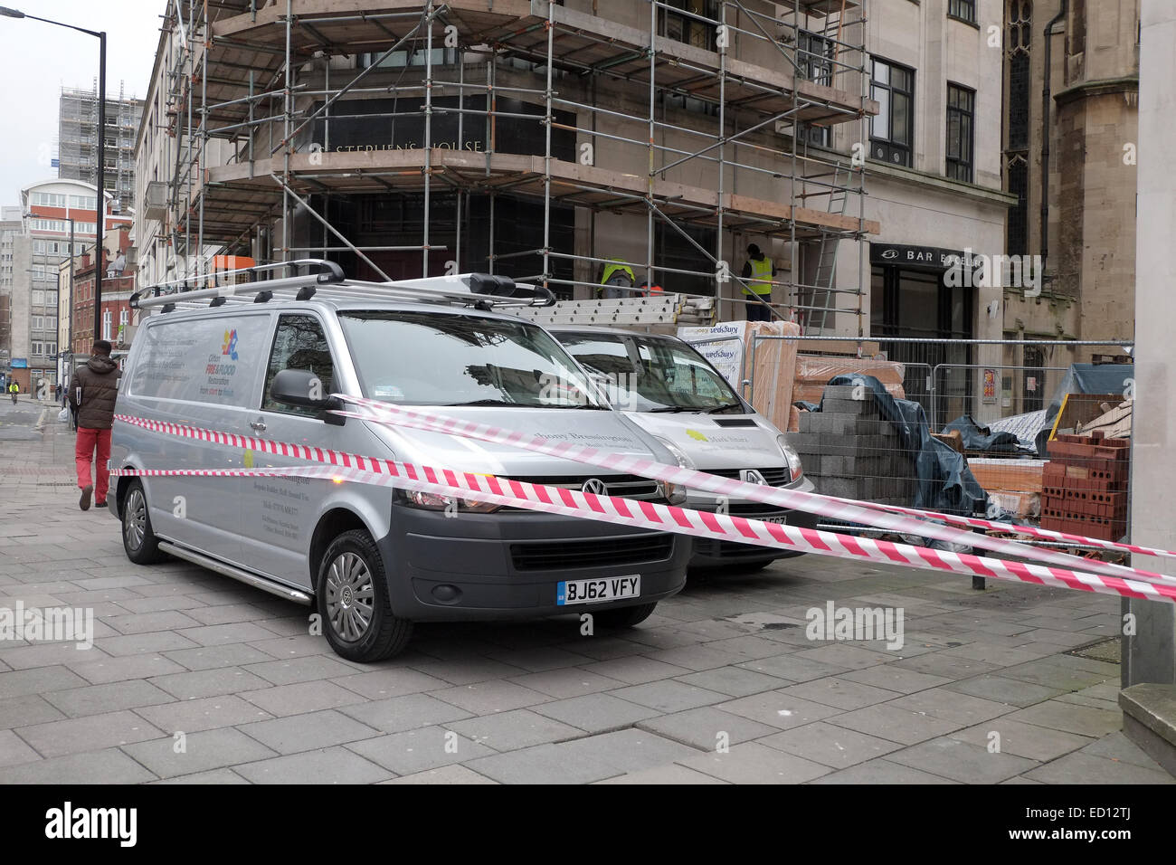Ruban rouge et blanc autour de workman's cars stationnés sur le trottoir dans le centre-ville de Bristol. 22 Décembre 2014 Banque D'Images