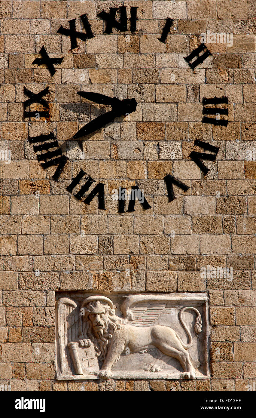 Le 'Lion de Venise' ('St Mark Lion') sur le Tour de l'horloge de l'église de Evangelistria, l'île de Rhodes, Dodécanèse, Grèce Banque D'Images
