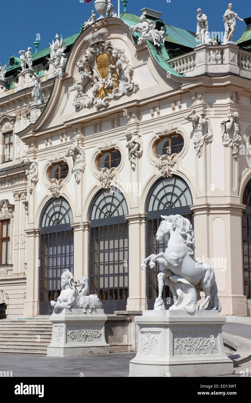 Des statues dans la partie supérieure du Palais du Belvédère à Vienne Banque D'Images