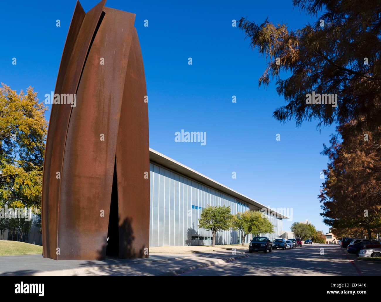 Modern Art Museum of Fort Worth avec Richard Serra 2002 sculpture 'Vortex' dans l'avant-plan, Ft Worth, Texas, USA Banque D'Images