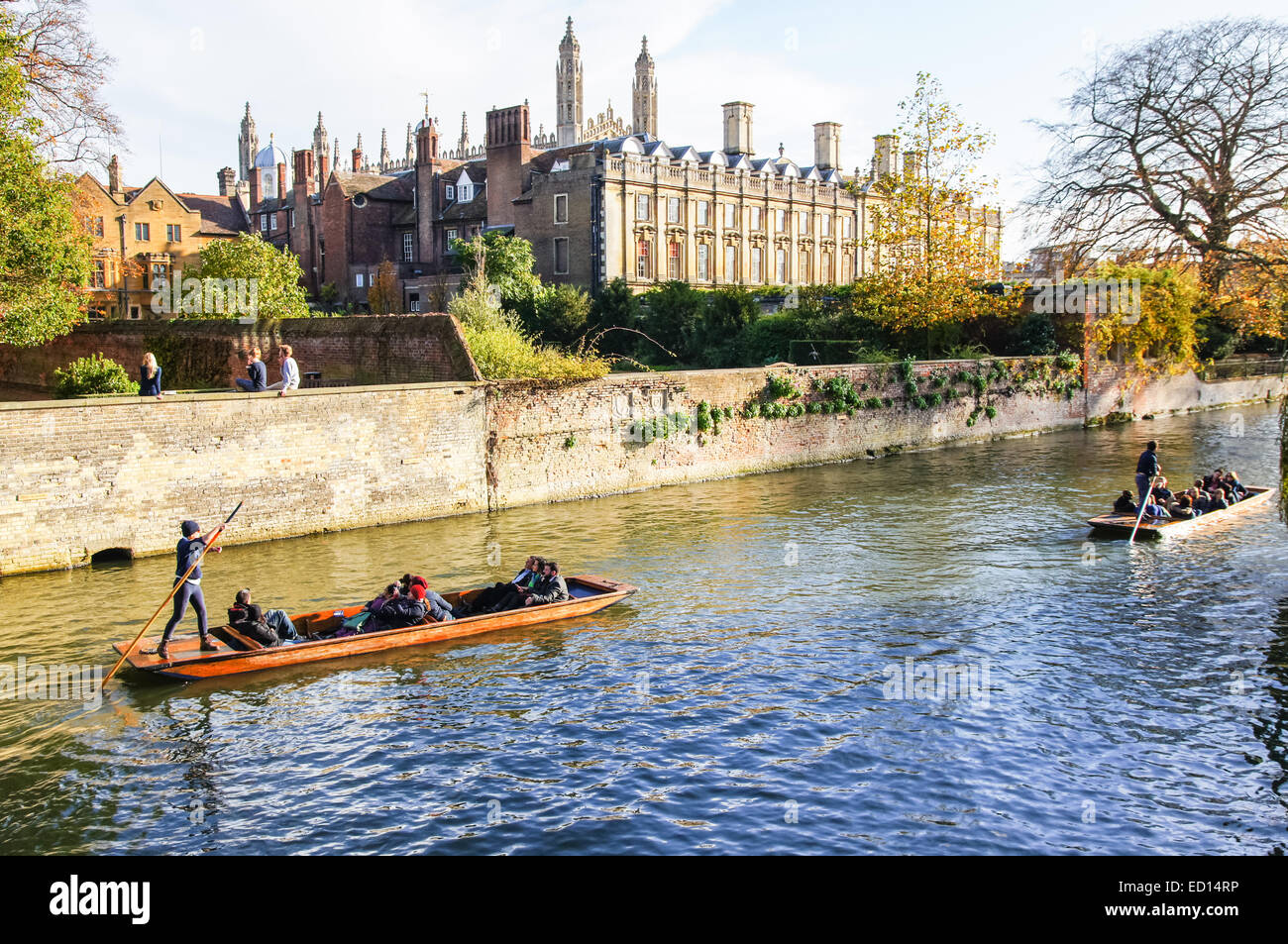 Des gens qui puntent sur la rivière Cam à Cambridge avec Clare College bâtiment en arrière-plan, Cambridgeshire Angleterre Royaume-Uni Banque D'Images