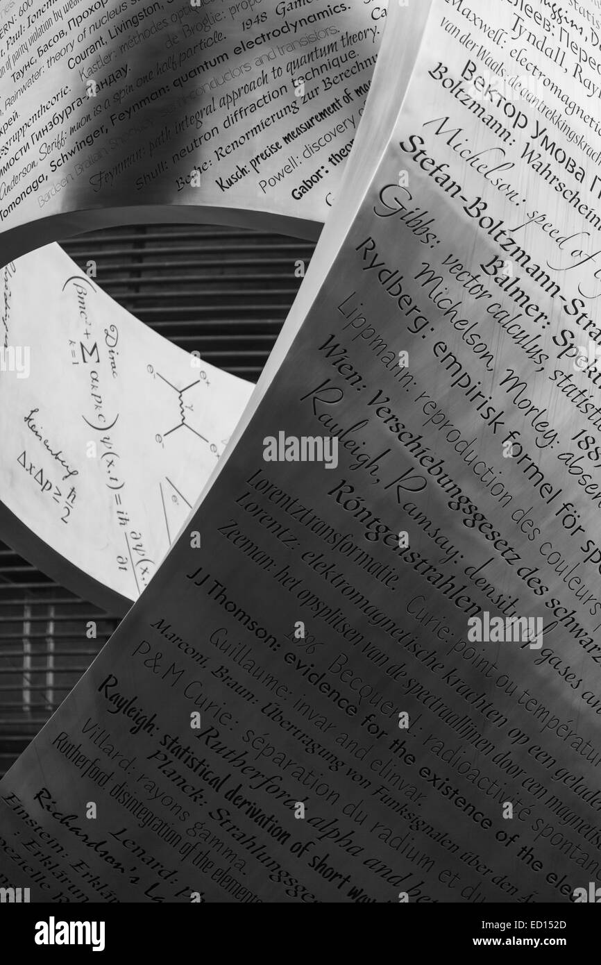 Grande sculpture en acier inoxydable pour marquer la découverte de la particule de Higgs en 2012, et le 60e anniversaire du CERN Banque D'Images