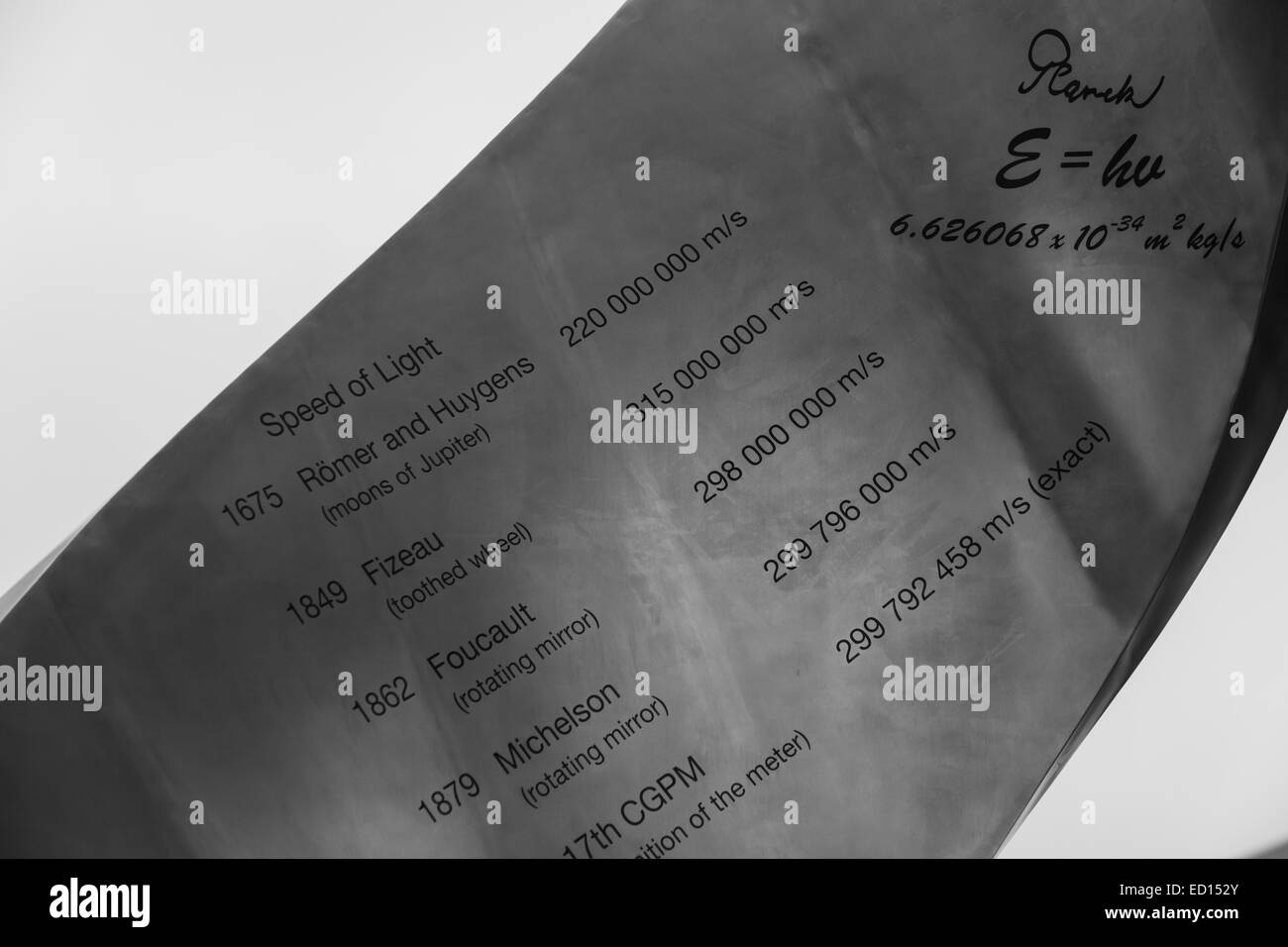 Grande sculpture en acier inoxydable pour marquer la découverte de la particule de Higgs en 2012, et le 60e anniversaire du CERN Banque D'Images