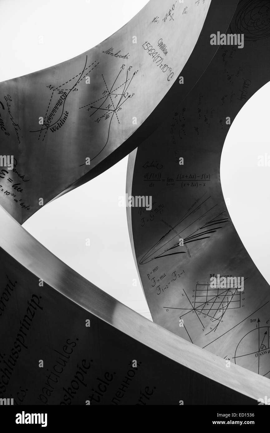 Grande sculpture en acier inoxydable pour marquer la découverte de la particule de Higgs en 2012, et le 60e anniversaire du CERN Banque D'Images