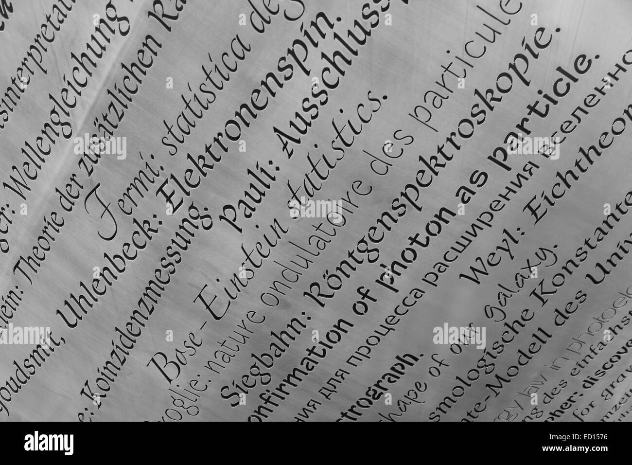 Grande sculpture en acier inoxydable pour marquer la découverte de la particule de Higgs en 2012, et le 60e anniversaire du CERN Banque D'Images