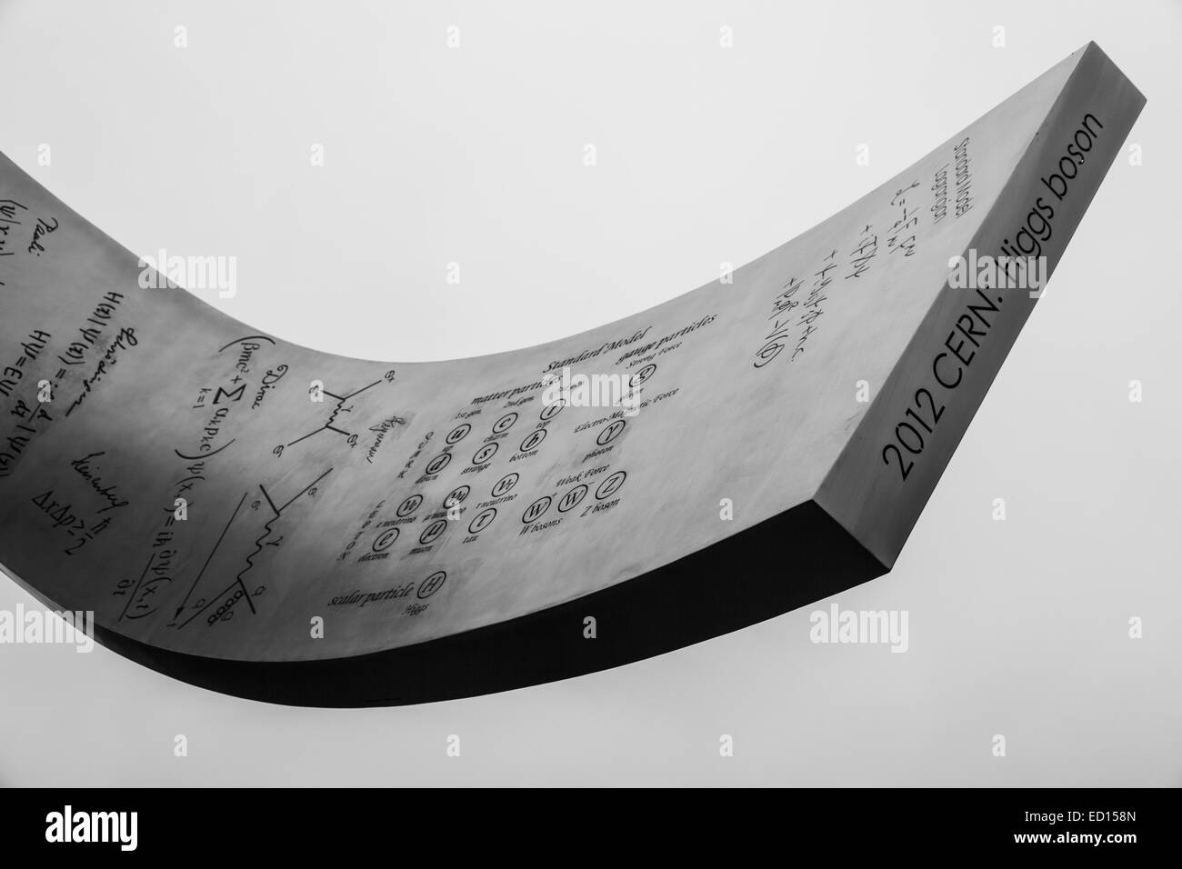 Grande sculpture en acier inoxydable pour marquer la découverte de la particule de Higgs en 2012, et le 60e anniversaire du CERN Banque D'Images