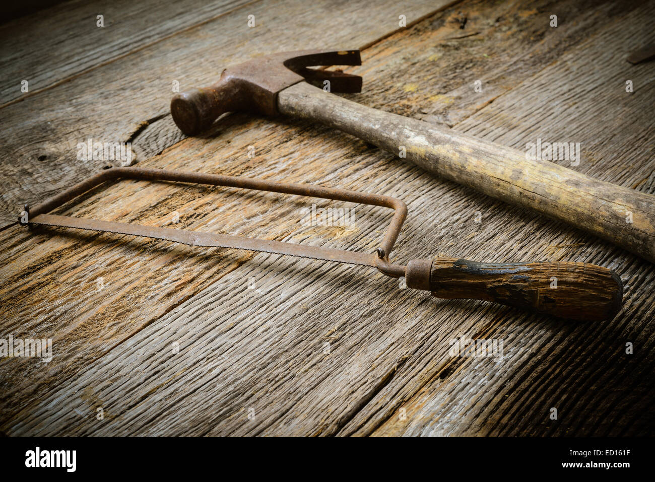 Scie à main et un marteau sur fond de bois rustique Banque D'Images