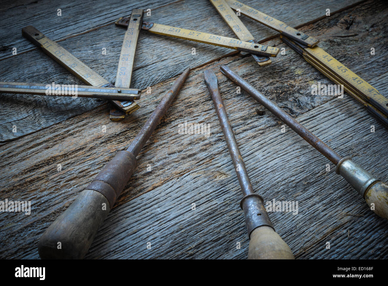 Ancien Ruban à mesurer et un tournevis pour la construction sur fond de bois rustique Banque D'Images