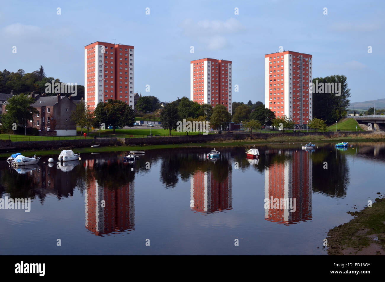 Appartements à Dumbarton surplombant la rivière Leven Banque D'Images