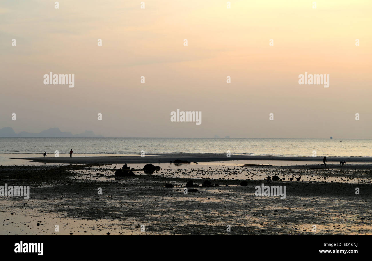 Vue magnifique sur la mer un soir au coucher du soleil la Thaïlande Banque D'Images