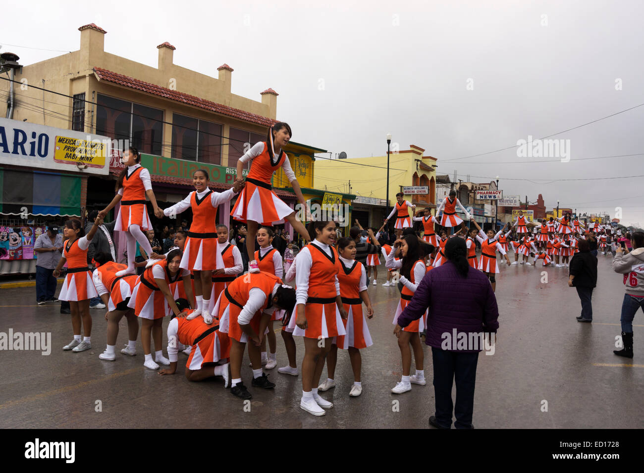 Les jeunes filles effectuer au cours d'une routine de cheerleading défilé pour célébrer le Jour de l'indépendance mexicaine. Banque D'Images