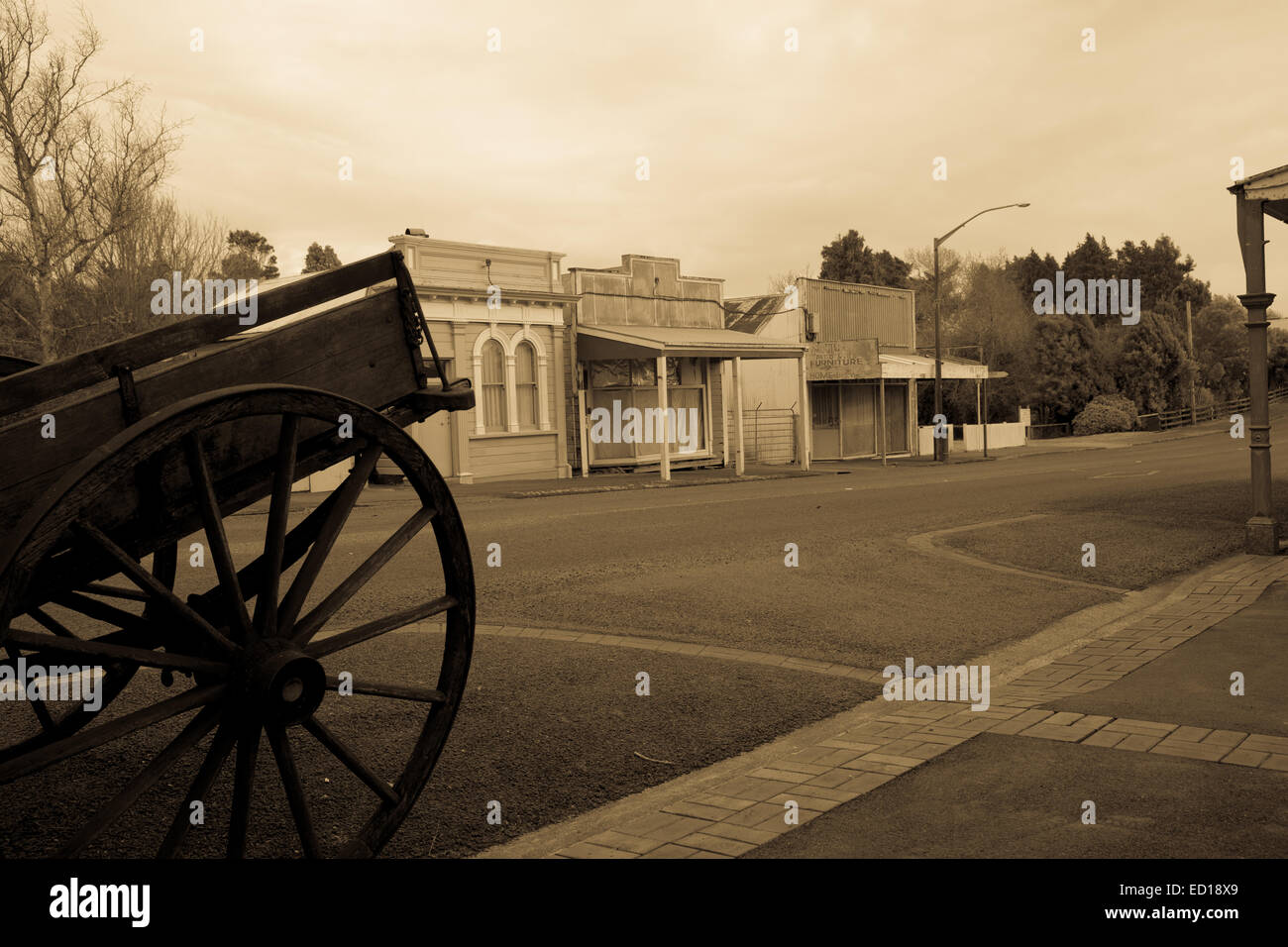 Scène de rue à Histic sépia. Panier et de vieux bâtiments, Yvoir, Taranaki. Banque D'Images