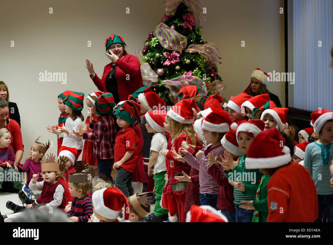 L'école maternelle les enfants chantent à la garderie Christmas Show Banque D'Images