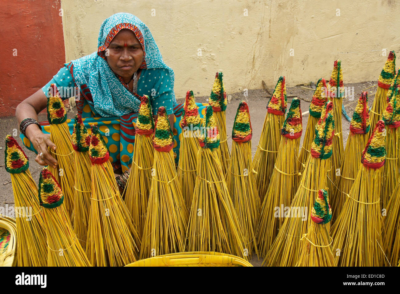 Femme vendant manches au marché en plein-air, Chhota-Udepur, Gujarat, Inde Banque D'Images
