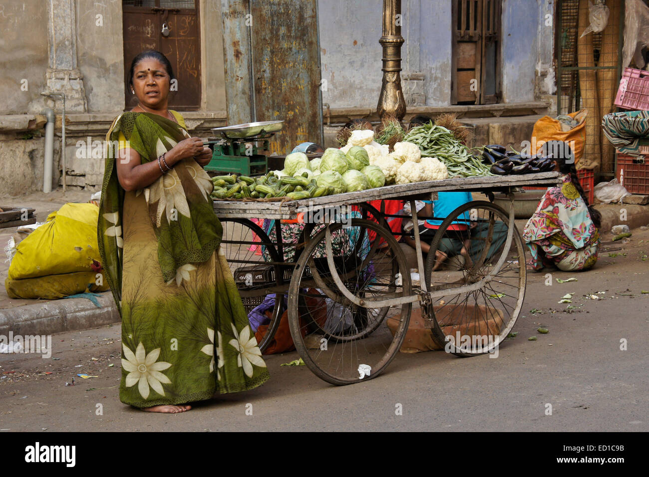 Femme vendant produire sur street dans le vieux Ahmedabad, Gujarat, Inde Banque D'Images