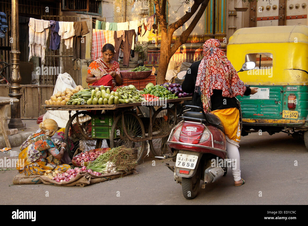 Femme vendant produire sur street dans le vieux Ahmedabad, Gujarat, Inde Banque D'Images