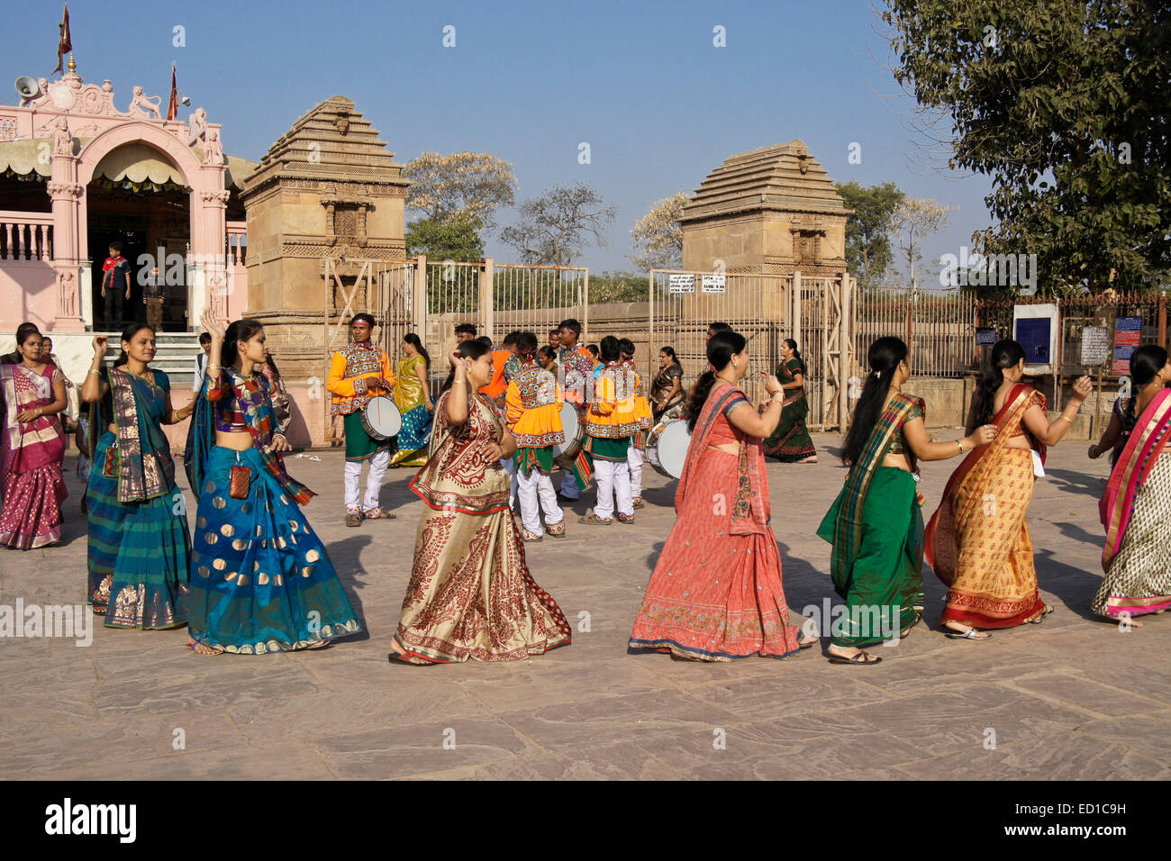 Les femmes exécutant Garba dance au temple hindou, Gujarat, Inde Banque D'Images