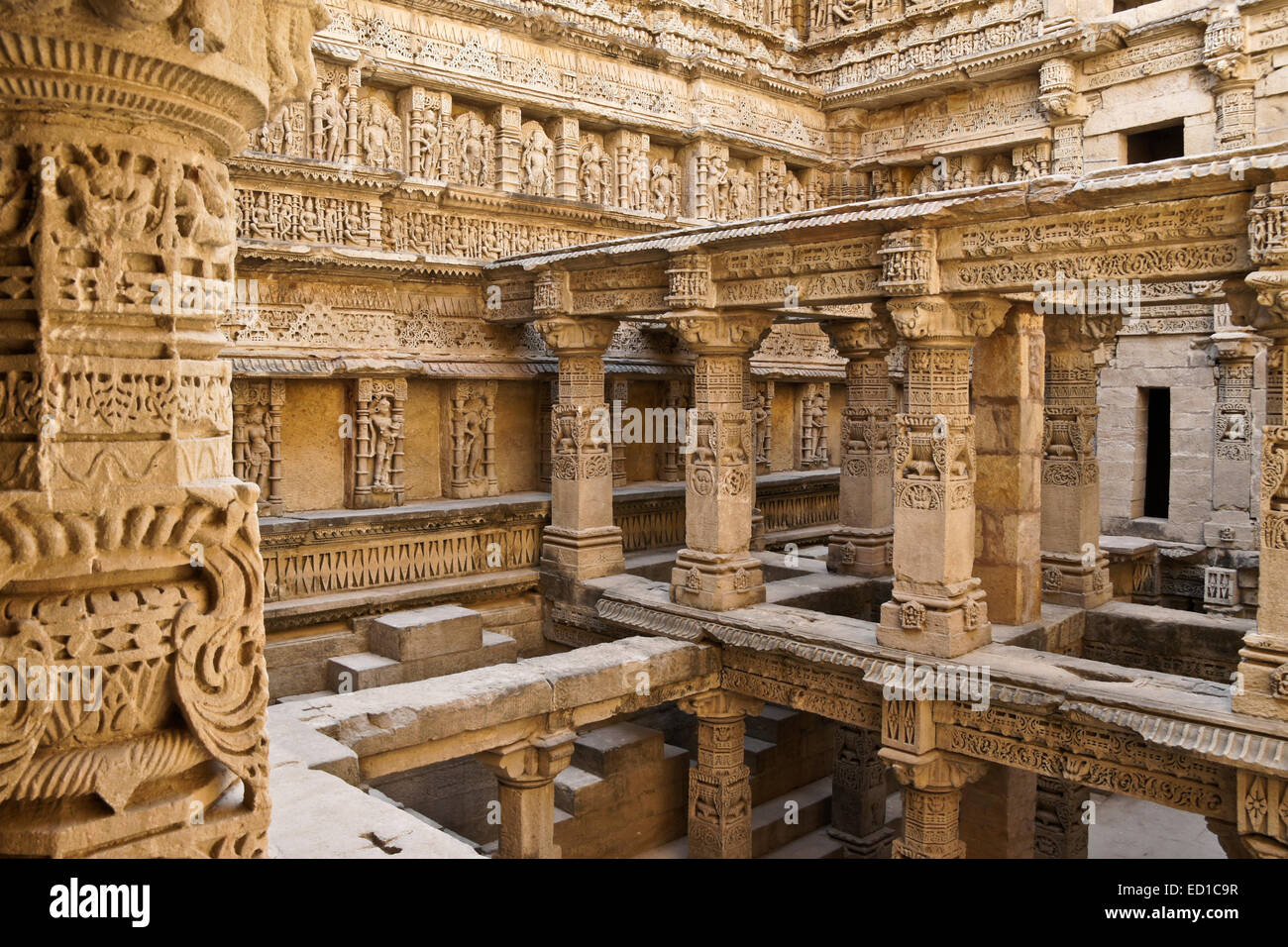 Des piliers sculptés ornés de Rani-ki-Vav étape bien, Patan, Gujarat, Inde Banque D'Images