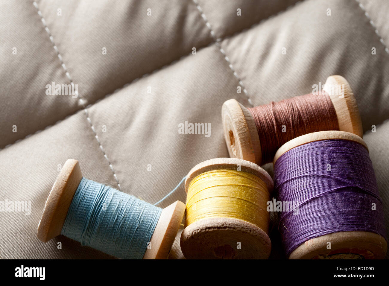 Thread bobines sur un tissu gris Banque D'Images