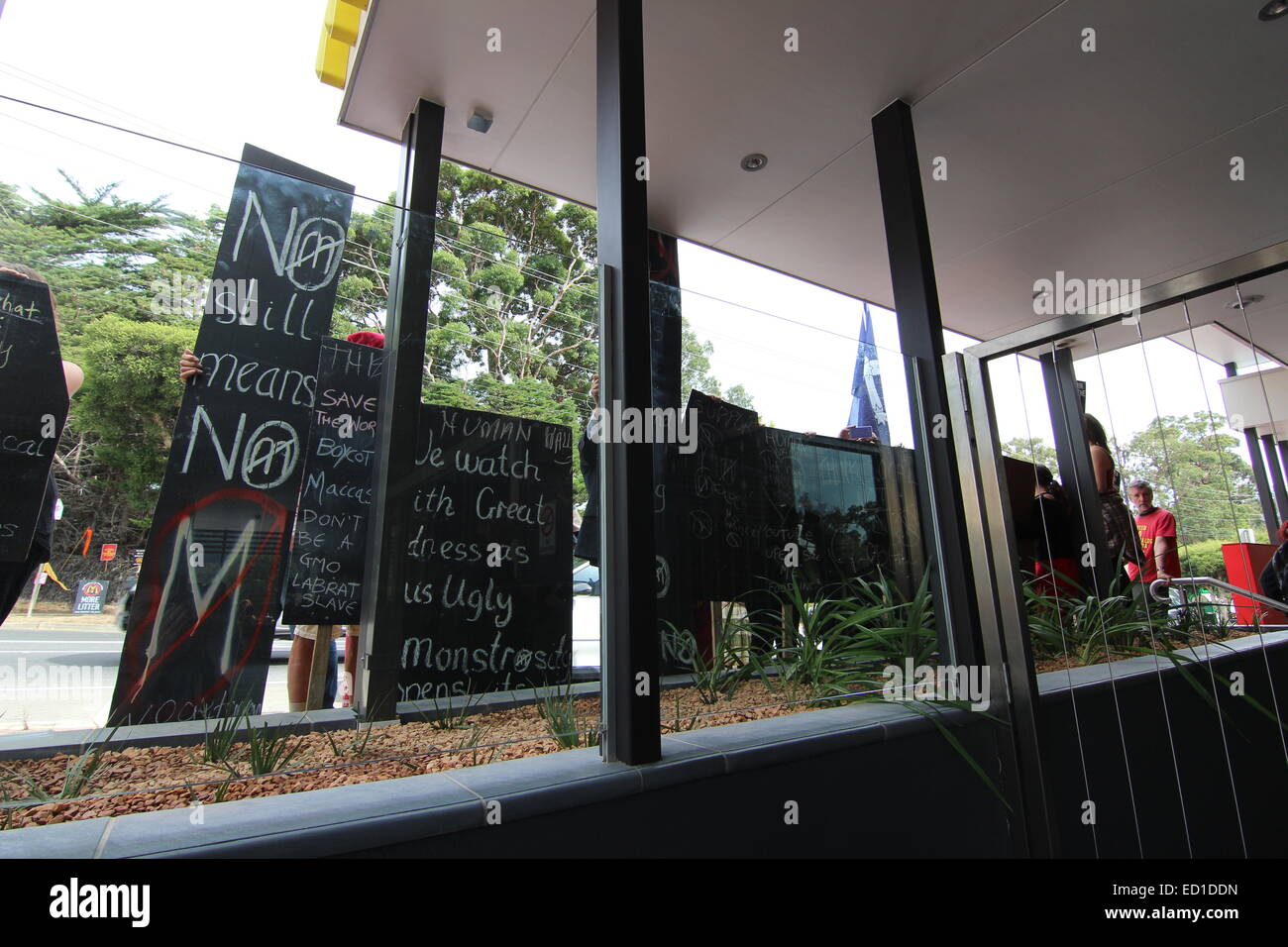 Pas de Mcdonald's dans les magasins bloc protestataires Tecoma windows avec pancartes sur la journée d'ouverture des magasins. Banque D'Images
