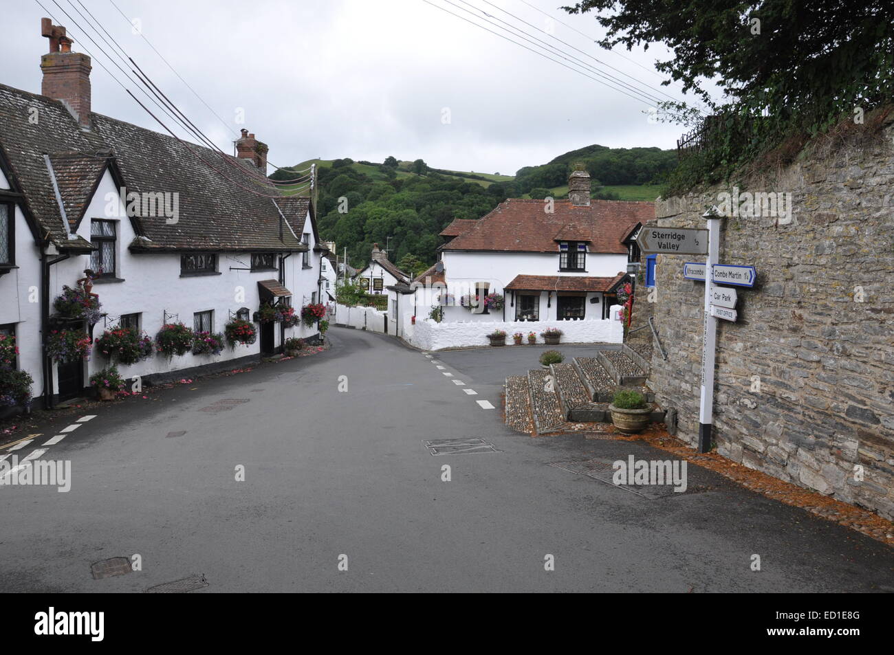 Centre du village de Combe Martin, North Devon avec chaumières et flowerpot men. Banque D'Images