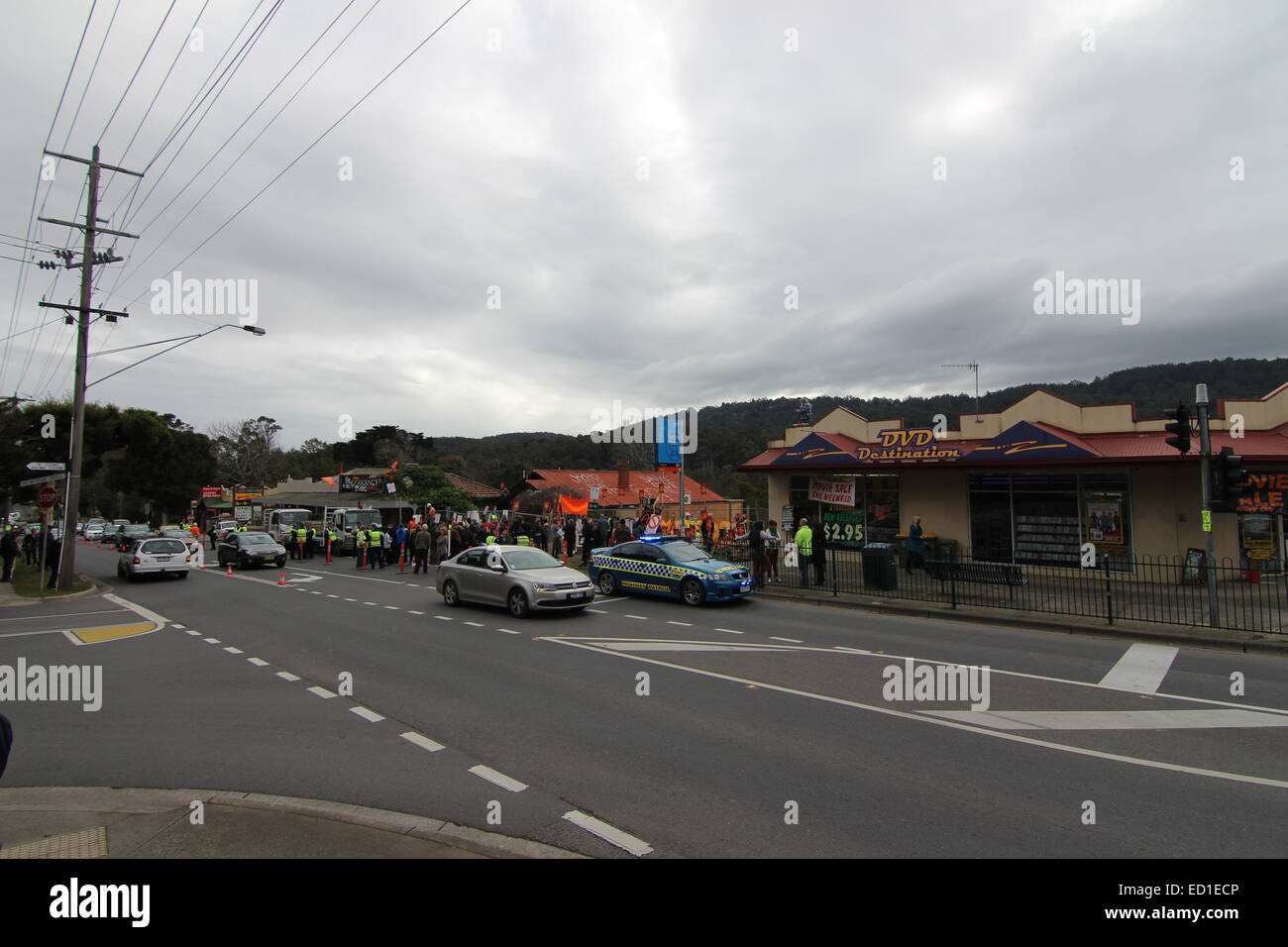 Prise de vue au grand angle de la protestation dans NoMcdonalds Tecoma montrant l'autoroute et la présence policière dans la distance. Banque D'Images