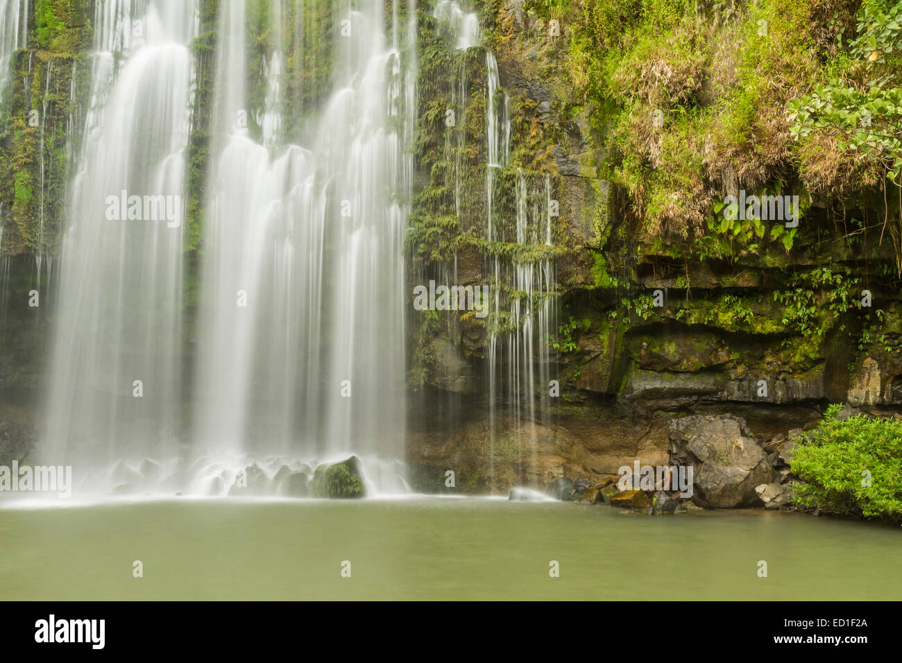 Une longue exposition libre de Llanos de Cortes cascade et grotte près de Bagaces, Costa Rica Banque D'Images