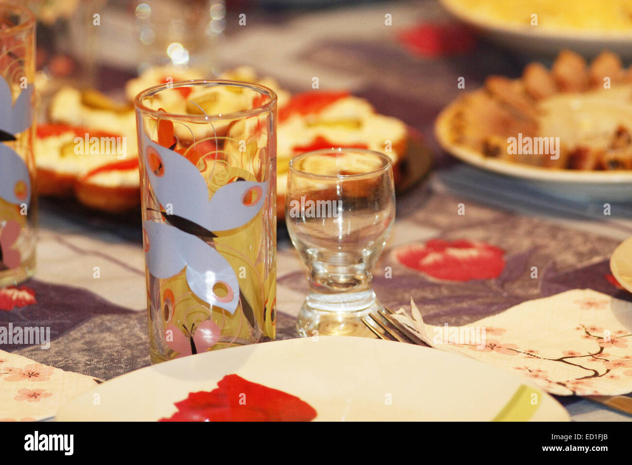 Plaque de verre vaisselle en verre de vin et des plats servis sur la table Banque D'Images