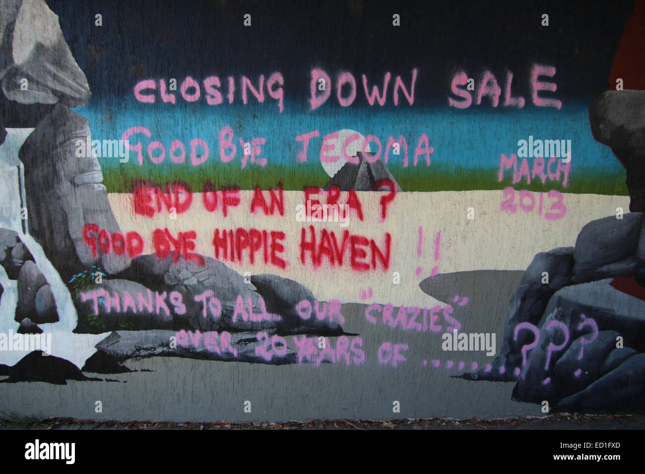 Paradis hippie, Tecoma, Australie, peint à la bombe sur le message après la fermeture de la vitrine pour faire place à un MCDONALD'S store. Banque D'Images
