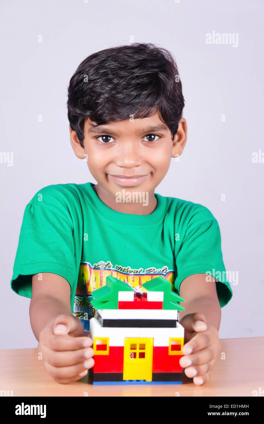 1 garçon enfant indien montrant House Banque D'Images