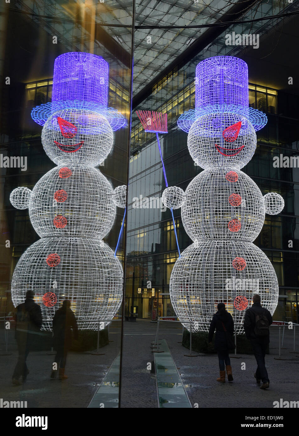 Bonhomme de neige illuminé géant Banque de photographies et d'images à  haute résolution - Alamy