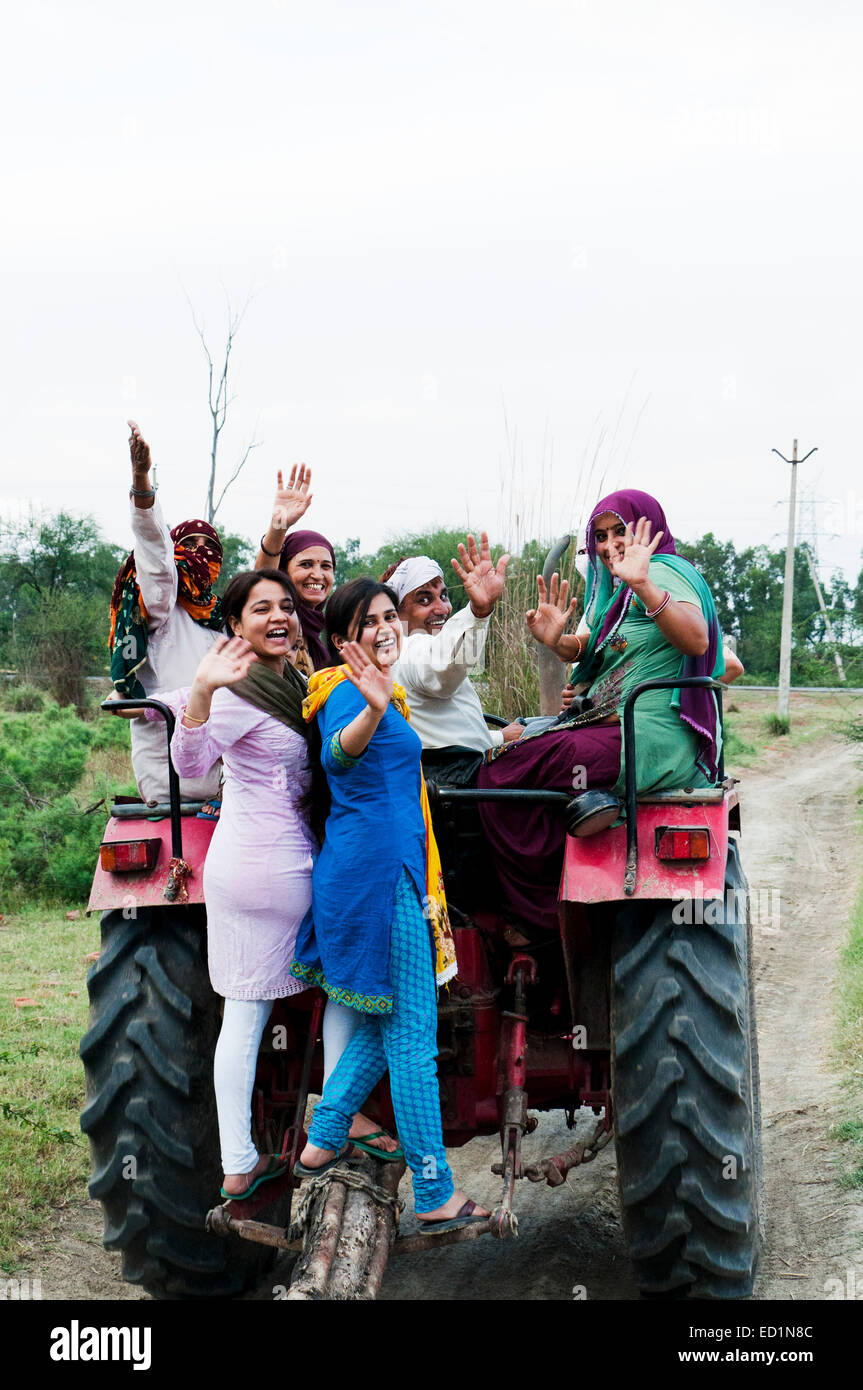 Famille d'agriculteurs indiens à cheval Tracteur Banque D'Images