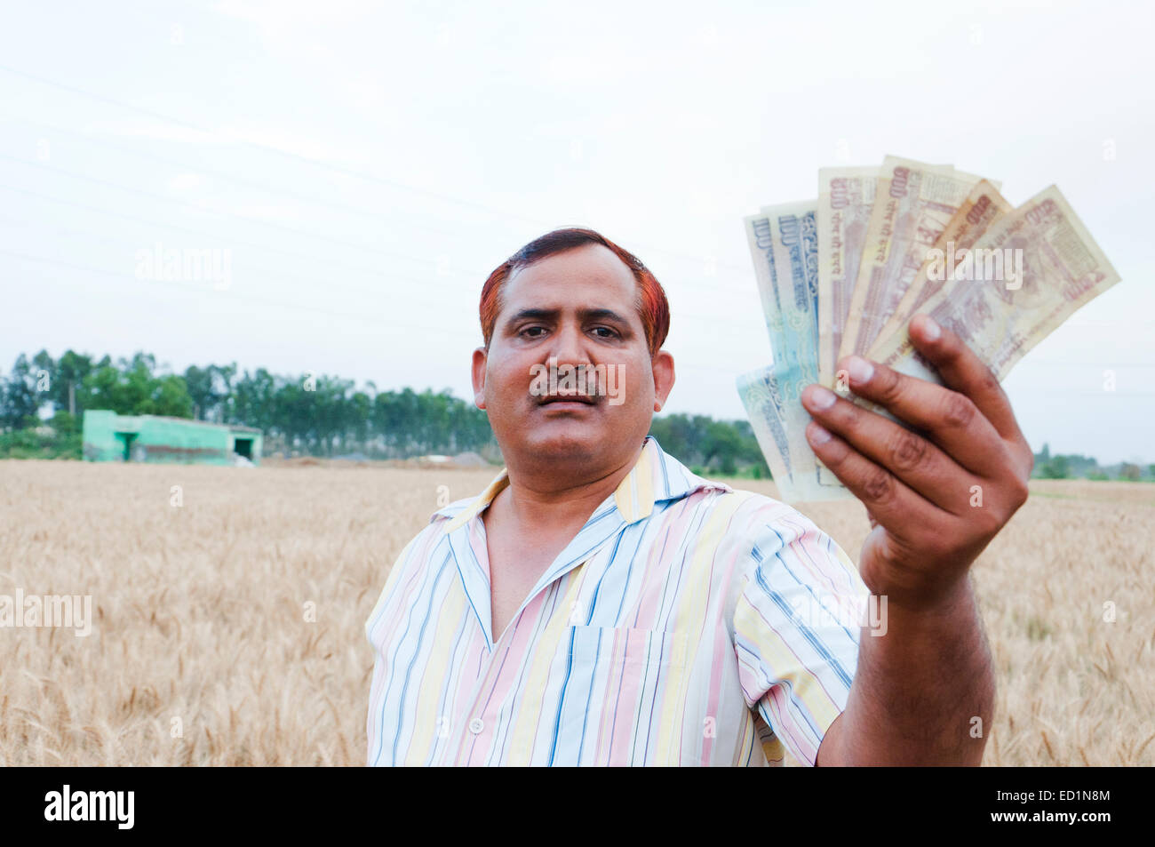 1 Les agriculteurs ruraux indiens montrant l'argent Banque D'Images