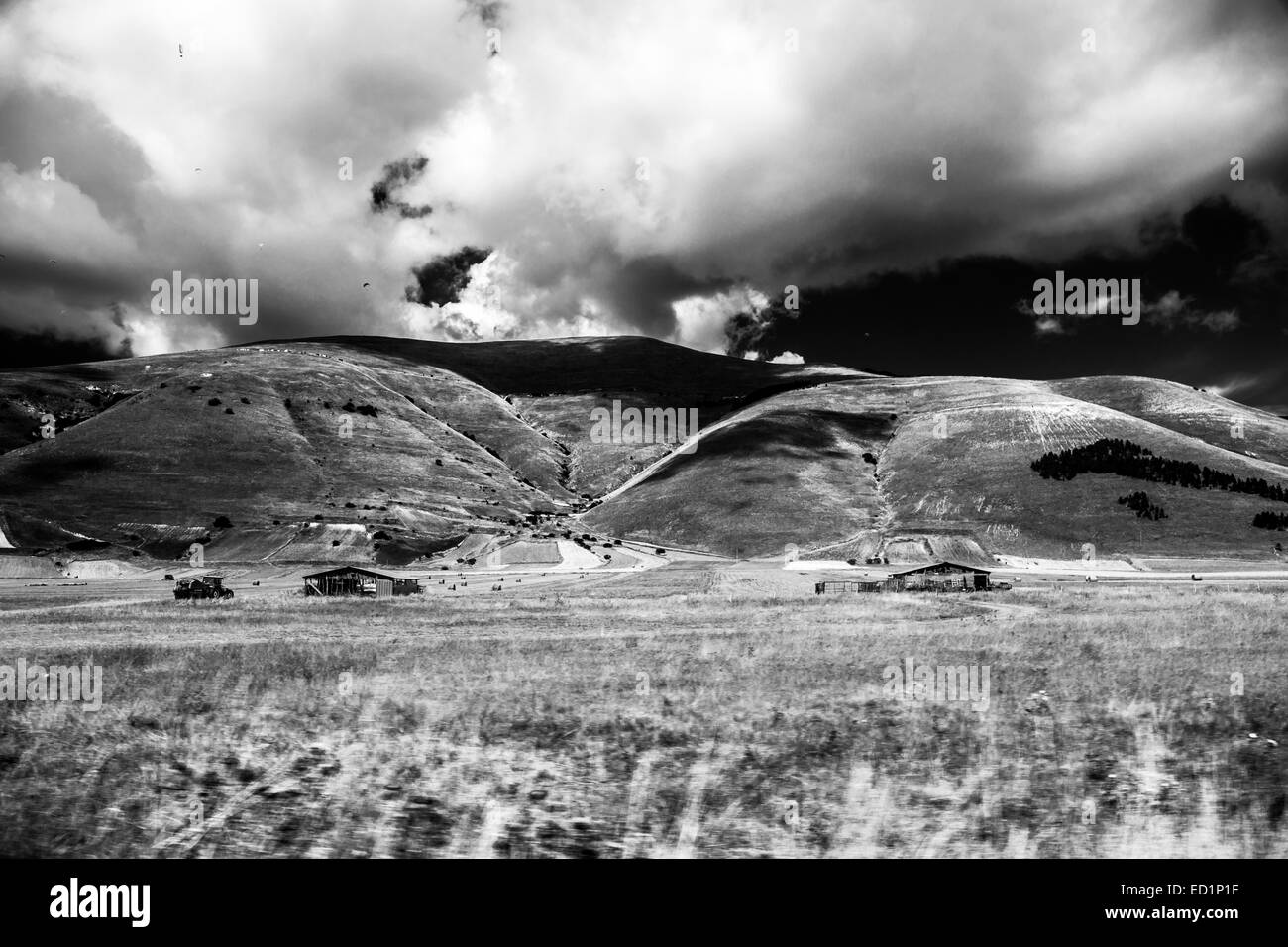 Ciel bleu sur deux anciennes huttes dans la campagne italienne Banque D'Images