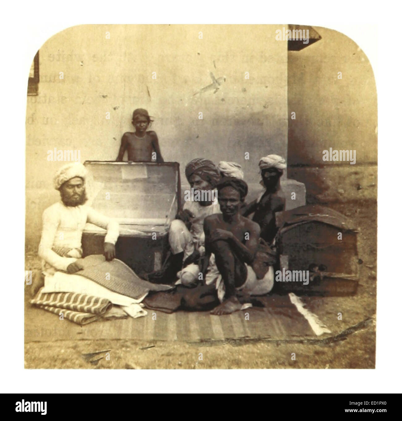 Cette illustration de 1862 tirée de *India* de Weld présente un Bombay Hawker ou Pedlar, offrant un aperçu des pratiques commerciales et de la vie de rue à Bombay pendant la période coloniale. Banque D'Images