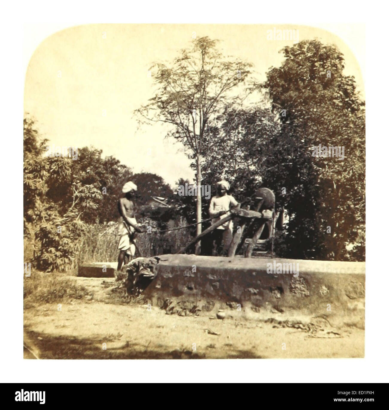 L'illustration de Weld en Inde de 1862 capture une scène de prélèvement d'eau d'un puits, mettant en valeur la vie quotidienne et les méthodes traditionnelles de collecte d'eau dans l'Inde rurale au XIXe siècle. Banque D'Images