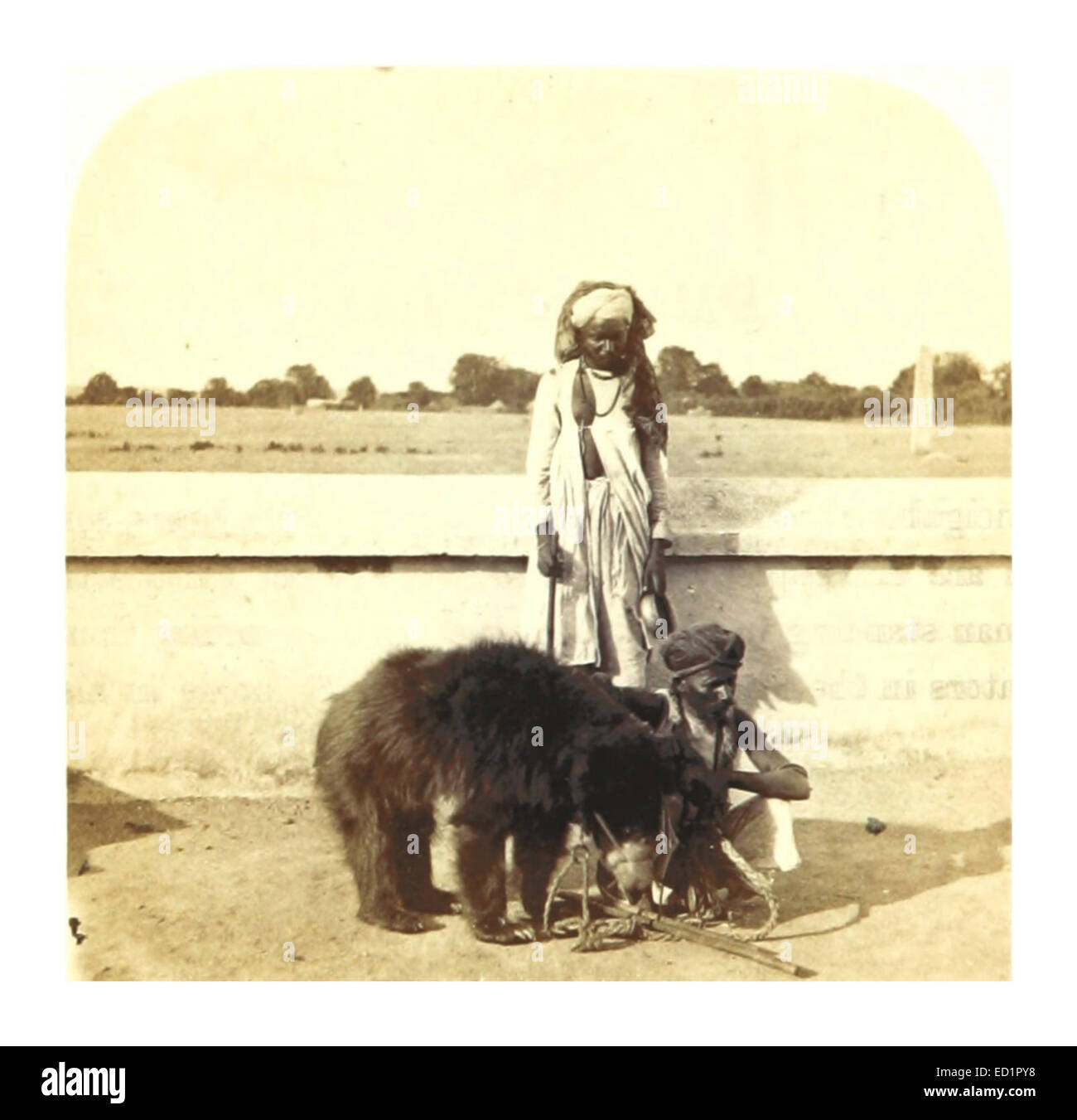 Une illustration de 1862 de la collection de Weld représentant les indigènes de l'Inde avec un ours, offrant un aperçu de la vie indigène et de la faune dans l'Inde du XIXe siècle. Banque D'Images