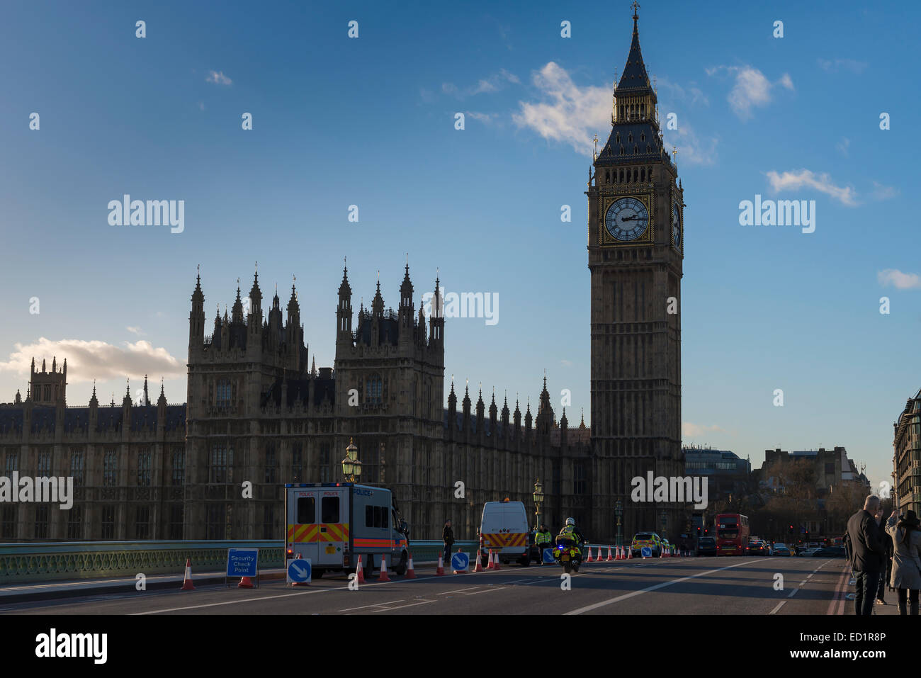 Point de contrôle de sécurité de la police de Westminster Bridge avec les Chambres du Parlement et Big Ben en arrière-plan Banque D'Images