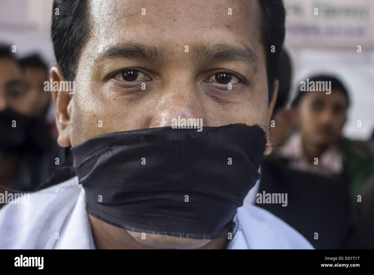 Sivasagar, Assam, Inde. Le 24 décembre, 2014. L'Inde, les militants de l'SIVASAGAR : Tous les étudiants de l'Assam (AASU) attacher leur bouche avec des vêtements noirs pendant un sit pour protester contre les attaques sur les villageois par des militants en quatre endroits différents, dans le district du nord-est de l'Assam Sivasagar state le 24 décembre 2014. Au moins 56 personnes dont des enfants sont morts dans une série d'attaques des militants en Assam, la police indienne a dit le 24 décembre, comme les rebelles de l'Front National Démocratique du Bodoland (NDFB) intensifier considérablement autour d'une longue campagne séparatiste dans la culture du thé, de l'état. Banque D'Images