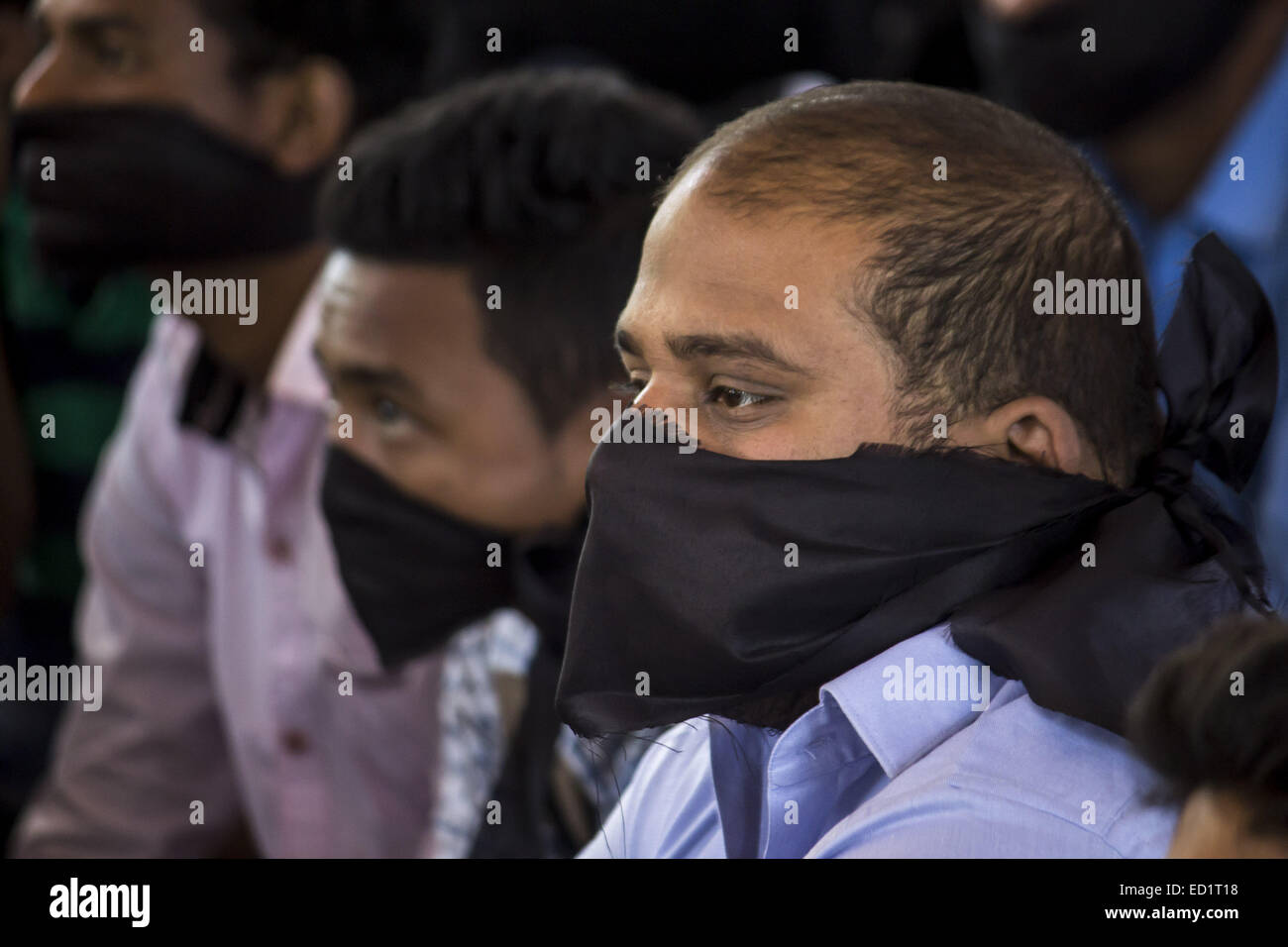 Sivasagar, Assam, Inde. Le 24 décembre, 2014. L'Inde, les militants de l'SIVASAGAR : Tous les étudiants de l'Assam (AASU) attacher leur bouche avec des vêtements noirs pendant un sit pour protester contre les attaques sur les villageois par des militants en quatre endroits différents, dans le district du nord-est de l'Assam Sivasagar state le 24 décembre 2014. Au moins 56 personnes dont des enfants sont morts dans une série d'attaques des militants en Assam, la police indienne a dit le 24 décembre, comme les rebelles de l'Front National Démocratique du Bodoland (NDFB) intensifier considérablement autour d'une longue campagne séparatiste dans la culture du thé, de l'état. Banque D'Images