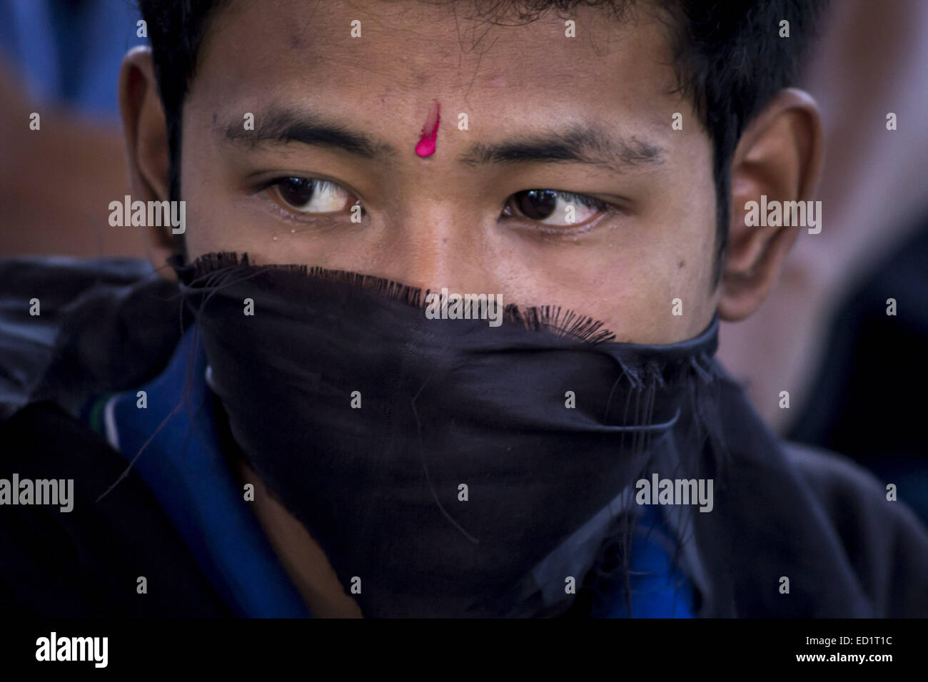 Sivasagar, Assam, Inde. Le 24 décembre, 2014. L'Inde, les militants de l'SIVASAGAR : Tous les étudiants de l'Assam (AASU) attacher leur bouche avec des vêtements noirs pendant un sit pour protester contre les attaques sur les villageois par des militants en quatre endroits différents, dans le district du nord-est de l'Assam Sivasagar state le 24 décembre 2014. Au moins 56 personnes dont des enfants sont morts dans une série d'attaques des militants en Assam, la police indienne a dit le 24 décembre, comme les rebelles de l'Front National Démocratique du Bodoland (NDFB) intensifier considérablement autour d'une longue campagne séparatiste dans la culture du thé, de l'état. Banque D'Images