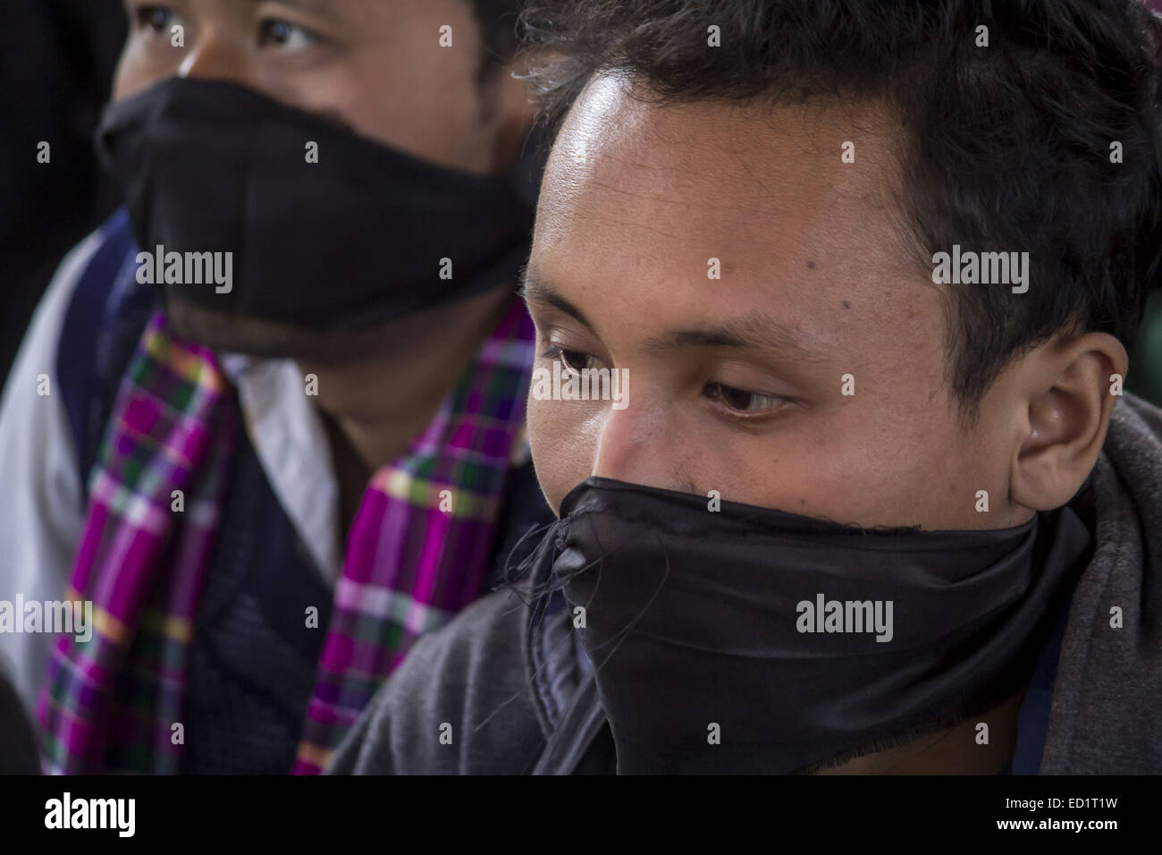 Sivasagar, Assam, Inde. Le 24 décembre, 2014. L'Inde, les militants de l'SIVASAGAR : Tous les étudiants de l'Assam (AASU) attacher leur bouche avec des vêtements noirs pendant un sit pour protester contre les attaques sur les villageois par des militants en quatre endroits différents, dans le district du nord-est de l'Assam Sivasagar state le 24 décembre 2014. Au moins 56 personnes dont des enfants sont morts dans une série d'attaques des militants en Assam, la police indienne a dit le 24 décembre, comme les rebelles de l'Front National Démocratique du Bodoland (NDFB) intensifier considérablement autour d'une longue campagne séparatiste dans la culture du thé, de l'état. Banque D'Images