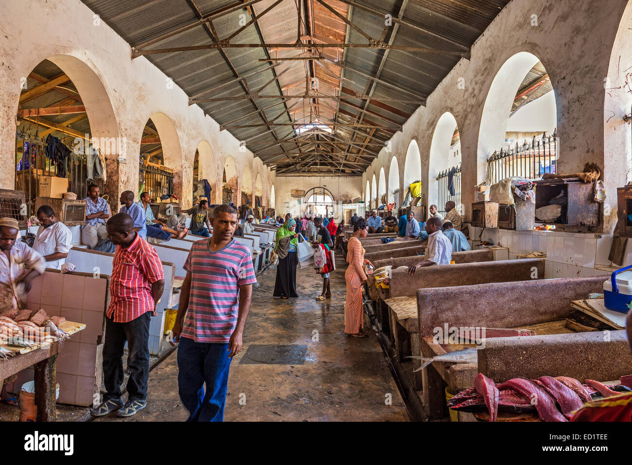 Les vendeurs et les acheteurs dans le marché au poisson de Zanzibar, Tanzanie Banque D'Images