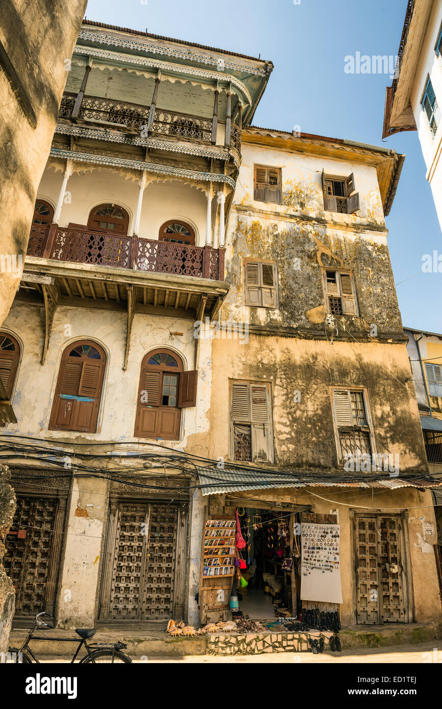 L'une des typiques ruelles de Stone Town, Zanzibar Banque D'Images