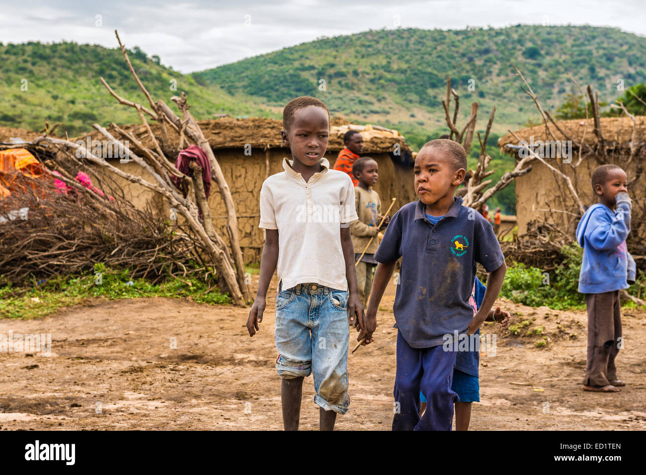 Deux garçons africains à partir de la tribu Masai dans leur village Banque D'Images