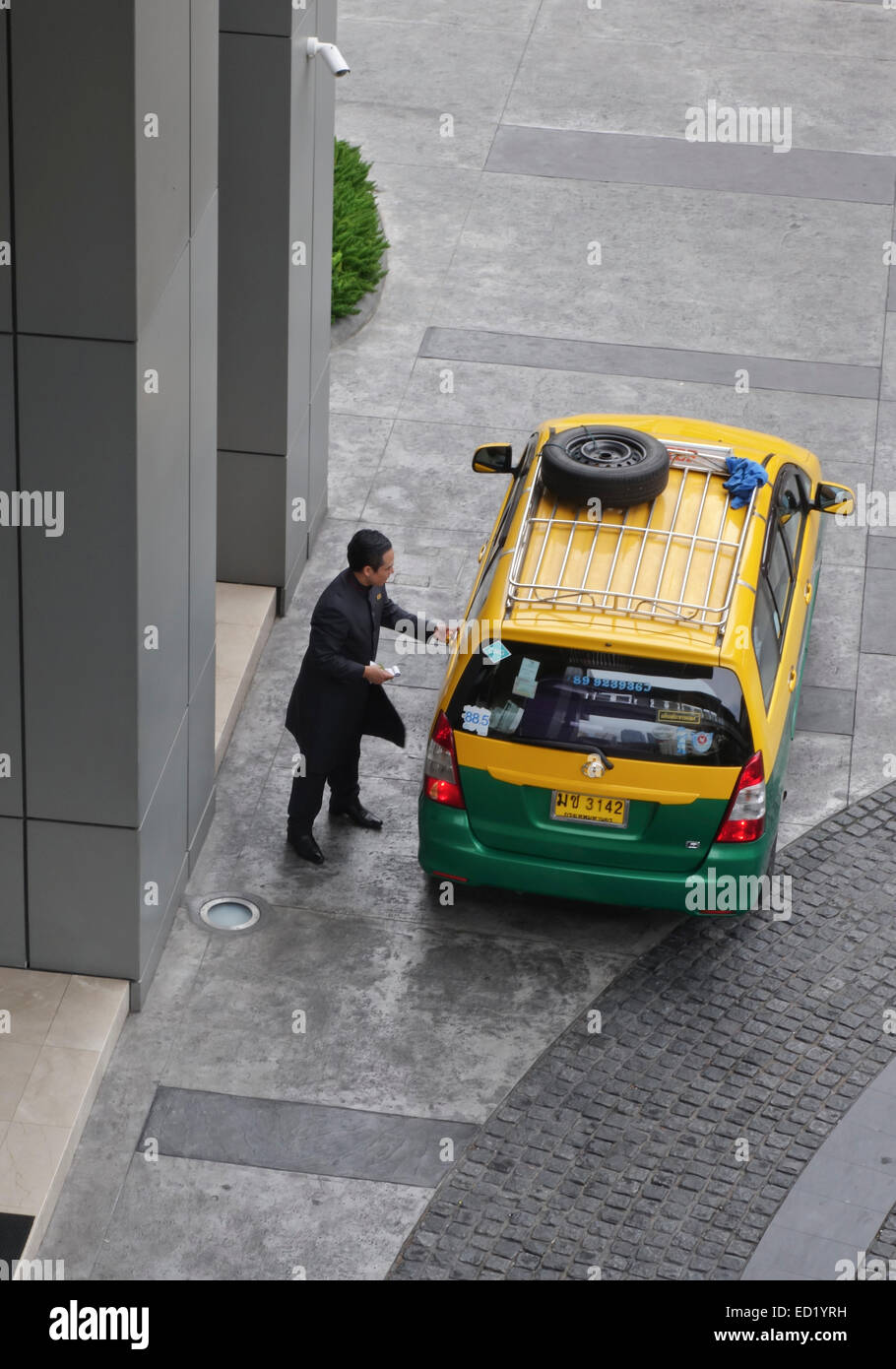 Taxi compteur laissant tomber de touristes en face de l'hôtel. lxury street à Bangkok, Thaïlande, Asie du sud-est. Banque D'Images